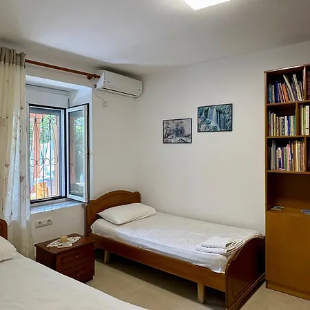 Annas * Sarandë